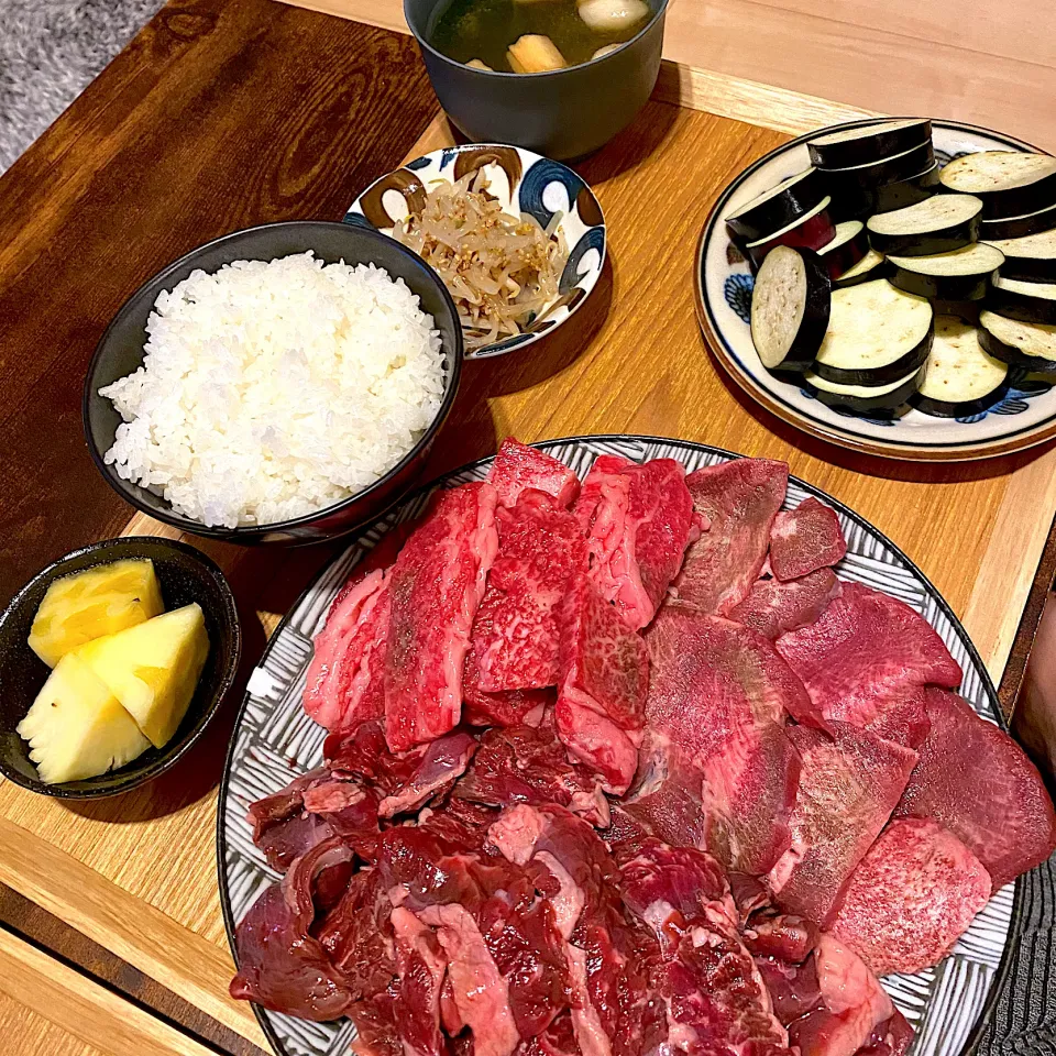 焼肉、焼き茄子、もやしナムル、味噌汁、パイナップル|なつこさん