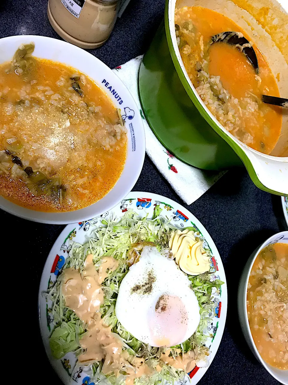 Snapdishの料理写真:体が超あったまった #夕飯　レタスツナケチャップ麺つゆ洋風和風リゾット、目玉焼き(ターンオーバーじゃないやつ)、キャベツ|ms903さん