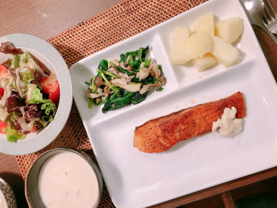 meuniere of salmon, stir fried spinach and  shimeji, potatoes, salad, and cream soup|taka-chanさん