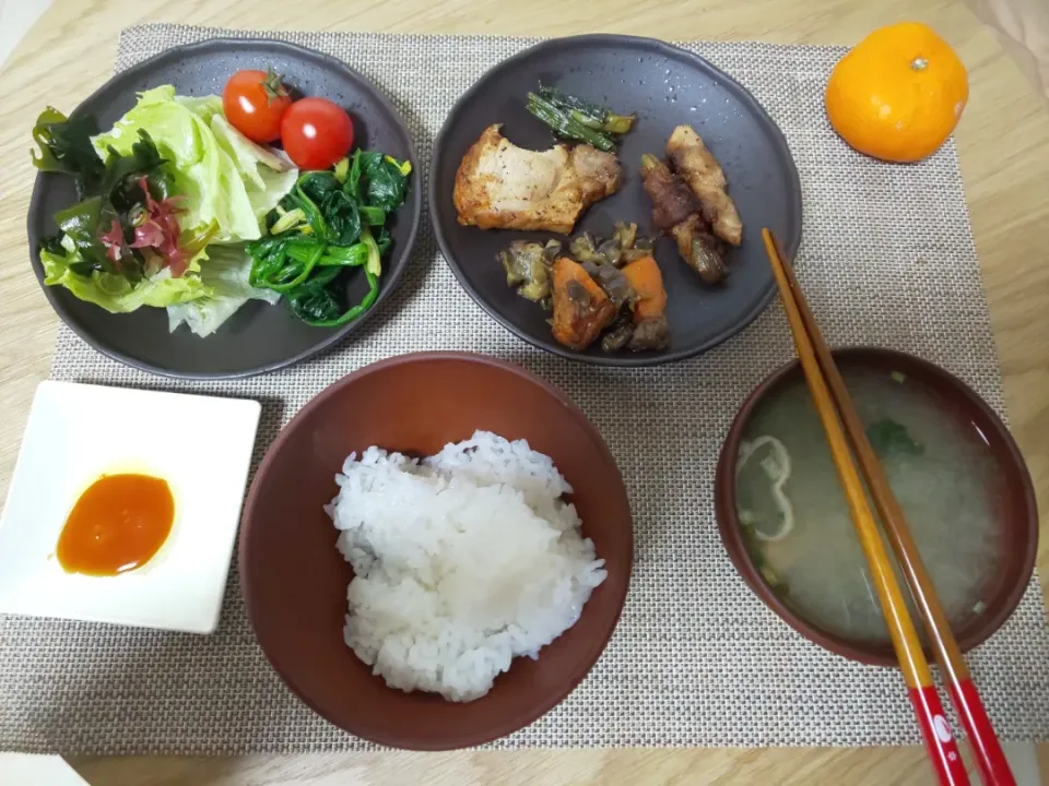 Snapdishの料理写真:白飯
わかめの味噌汁
ポークステーキ
豚と茄子と人参の炒め蒸し
白ネギの肉巻き
ほうれん草の塩ゆで
ちぎりレタスの海藻サラダ
プチトマト
みかん|あぎふぁんさん