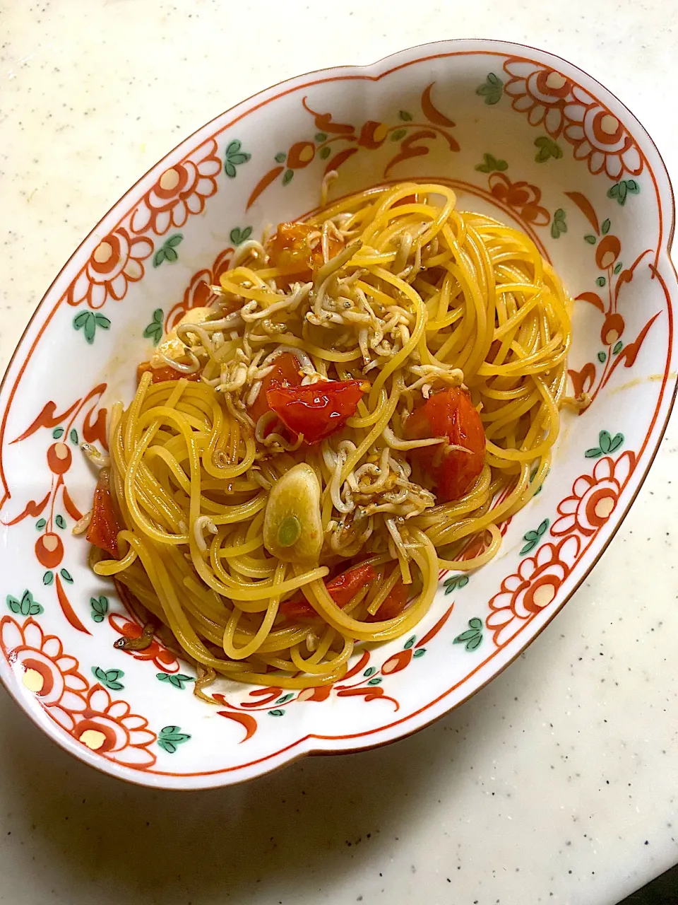 Snapdishの料理写真:しらすとプチトマトの和風パスタ|こっぷさん