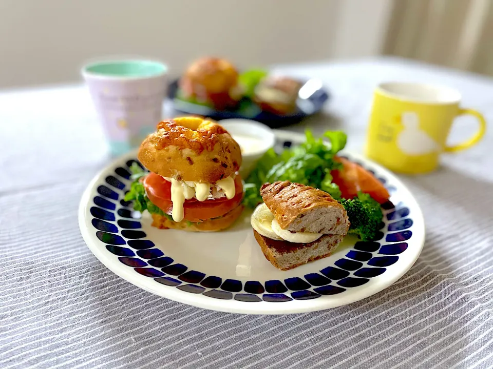 Snapdishの料理写真:チキン野菜サンドとチョコバナナサンドの朝ごはん|ゆかりさん