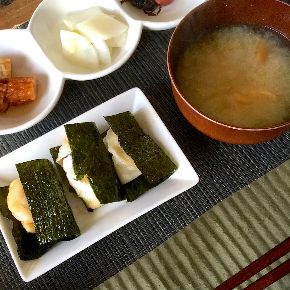 2021年1月12日男前美容師の手作り朝ごはん　焼き餅とお雑煮昨日の味噌汁に餅入れただけ😅|Booパパさん