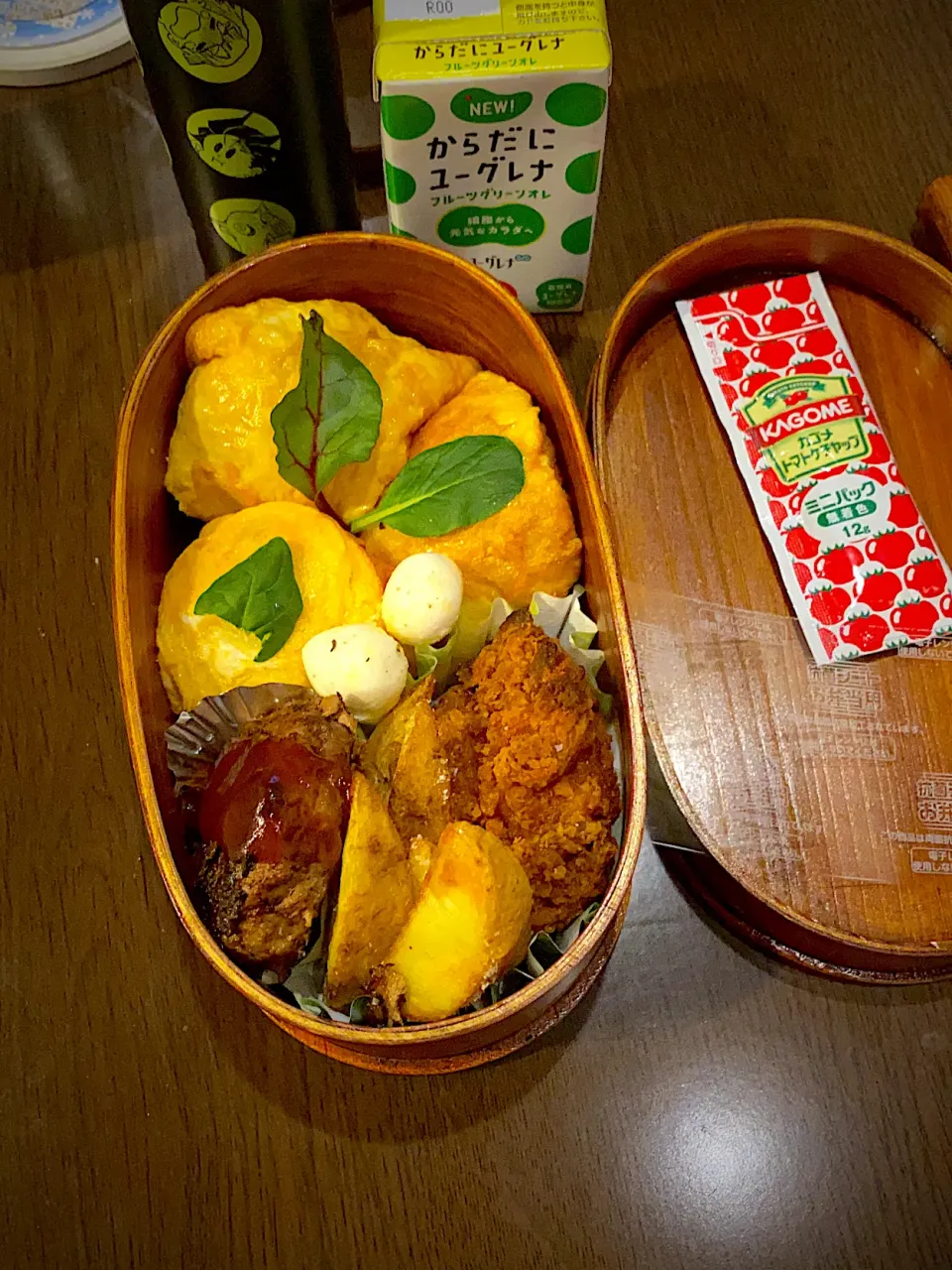 Snapdishの料理写真:お弁当🍱　ハリッサのオムライス　ケチャップ　フライドチキン　七味唐辛子　フライドポテト　クレイジーソルト　モッツァレラチーズ　オリーブオイル　ハーブソルト　ハンバーグ　デミソース　ベビーリーフ　みかん　ユーグレナドリンク　コーヒー|ch＊K*∀o(^^*)♪さん