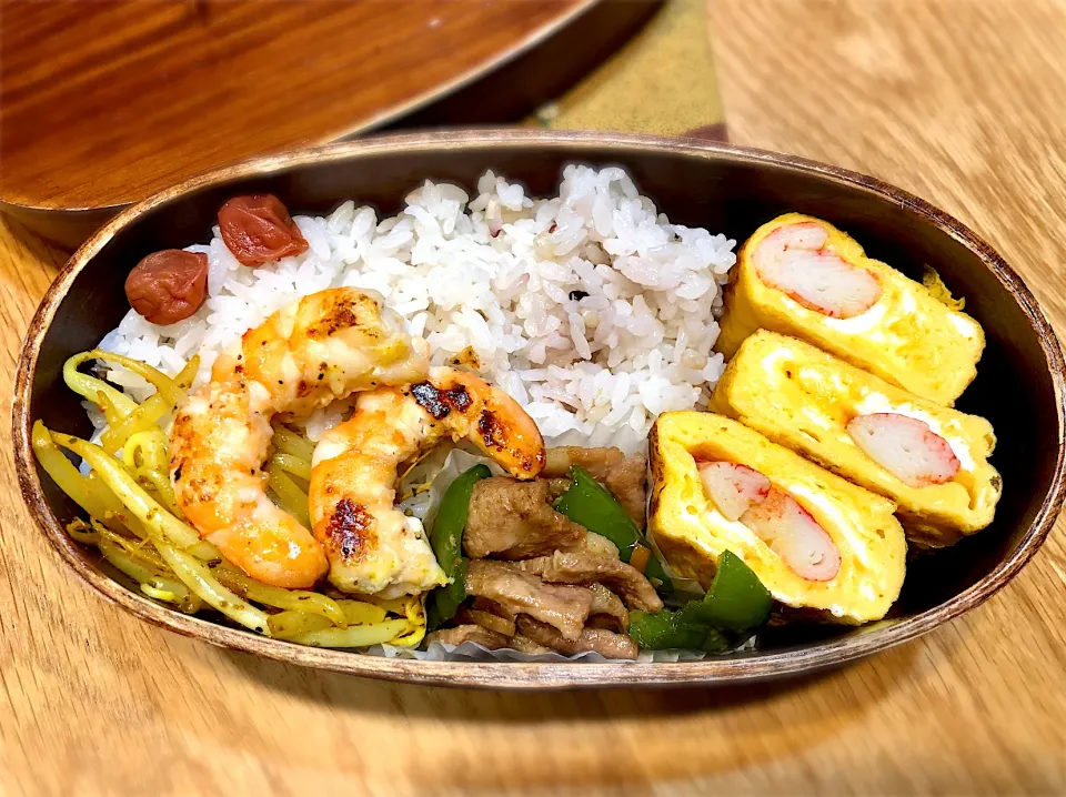 サラ弁　　　　　　　　　　　　　　　　　海老のソテー　カニカマ巻き卵焼き　豚バラとピーマンの生姜煮　もやしのカレー炒め|じゅんさんさん