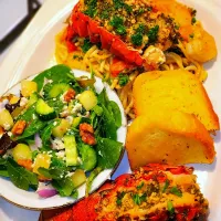 Seafood pasta tonight... with an Green Apple Walnut Spinach Salad and Garlic Bread|Kenlisha Gloverさん