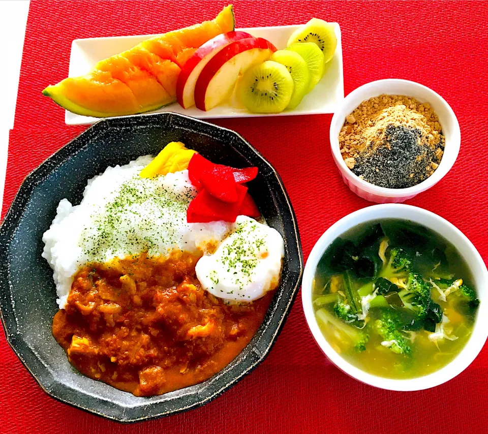 162日目💖朝カレー😋お粥に薬膳スパイスチキンカレーチーズ入り🧀たっぷりフルーツ🍈🍎🥝もち麦きな粉と黒ごまヨーグルト😋薬膳チキンスープ卵ほうれん草ブロッコリー🥦入り😋コラーゲンたっぷりスープ^_^❤️|HAMI69さん