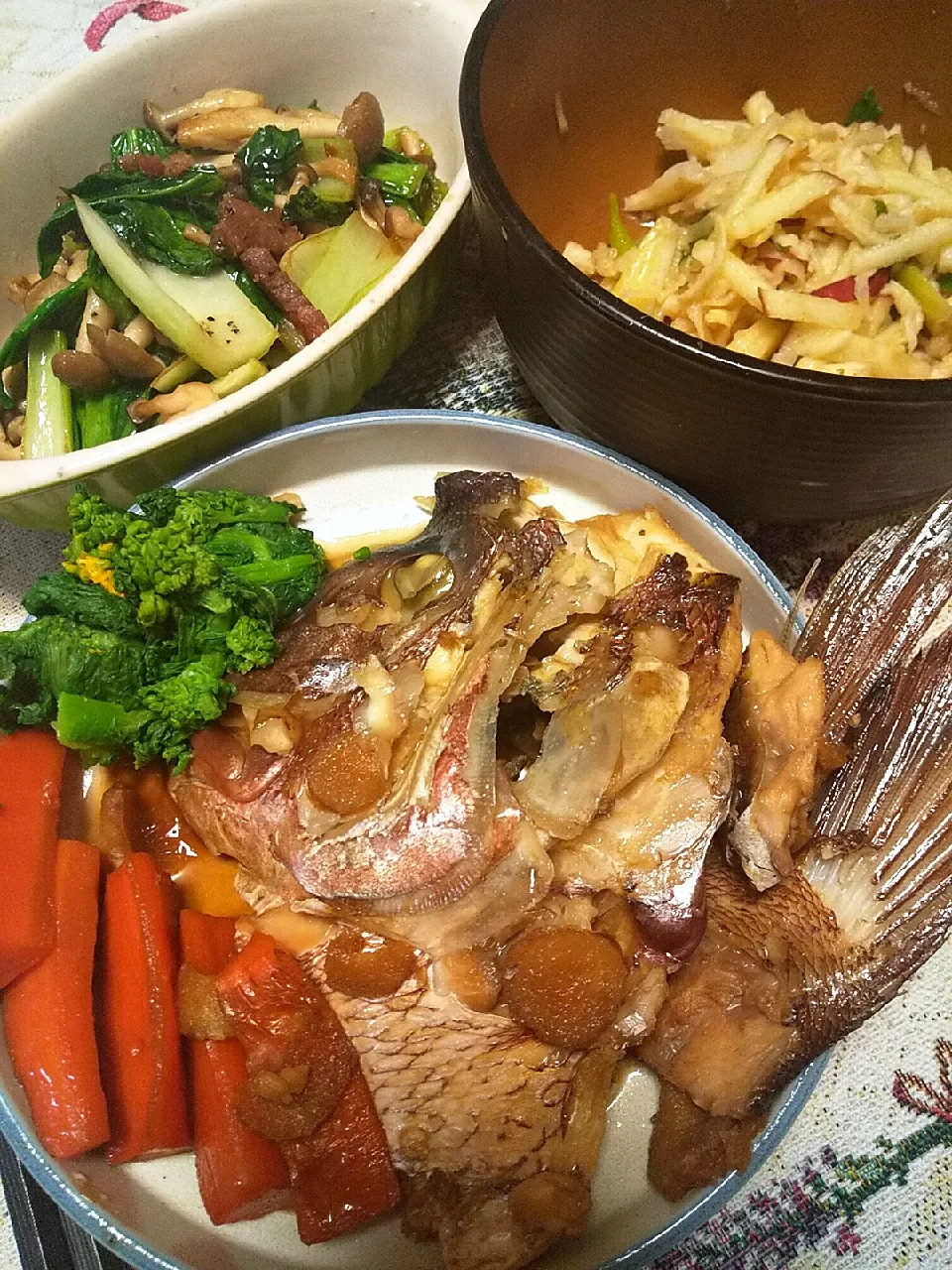 今日の晩御飯
※鯛のあら煮
※小松菜としめじとベーコンのシンプル炒め
※切り干し大根とりんごのナムル
※焼酎ハイボール|れあMIXさん