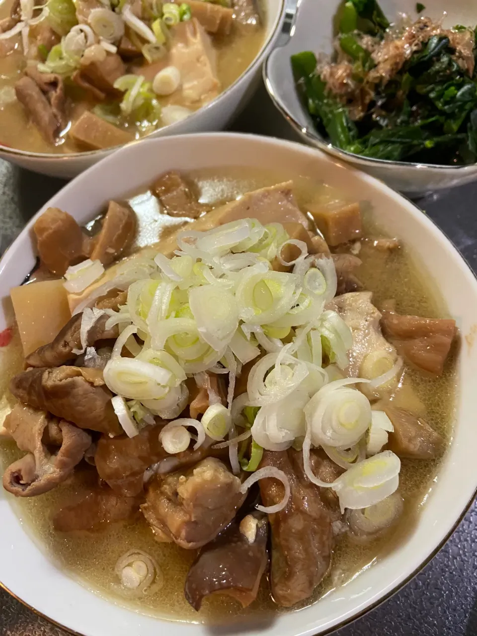 もつ煮(豆腐入)と菜の花|たびもかさん