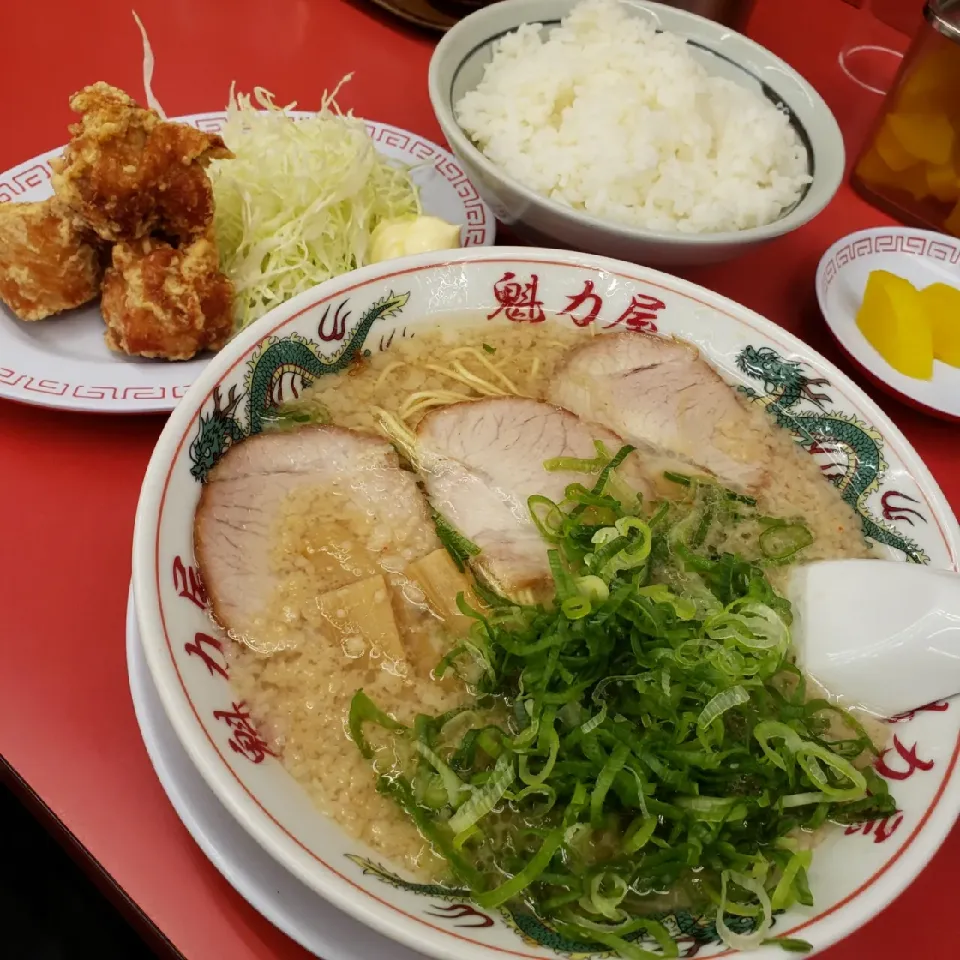 Snapdishの料理写真:コク旨ラーメン 唐揚げ定食|haru1204jpさん