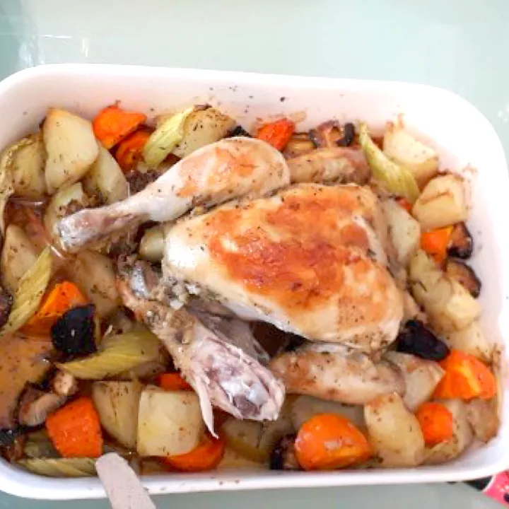 Snapdishの料理写真:roast chicken with garlic and butter|Tari Kitchenさん