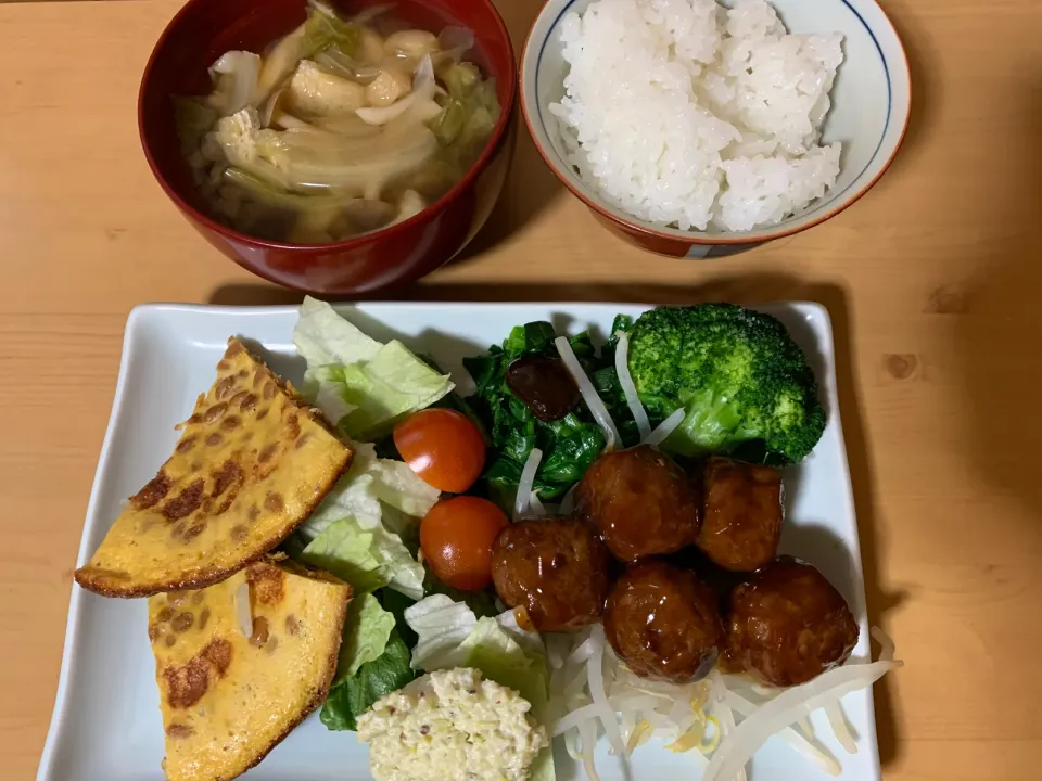 Snapdishの料理写真:朝ごはん、肉団子、納豆玉子焼き|Isimura Hidekiさん