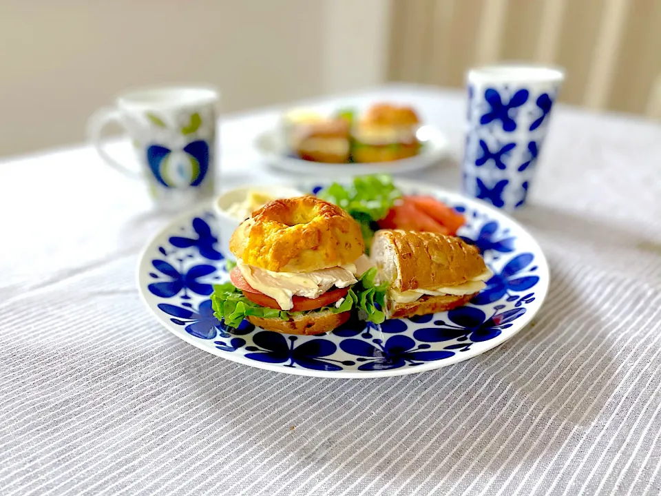 Snapdishの料理写真:チキン野菜サンドとピーナッツバナナサンド🥜🍌|ゆかりさん