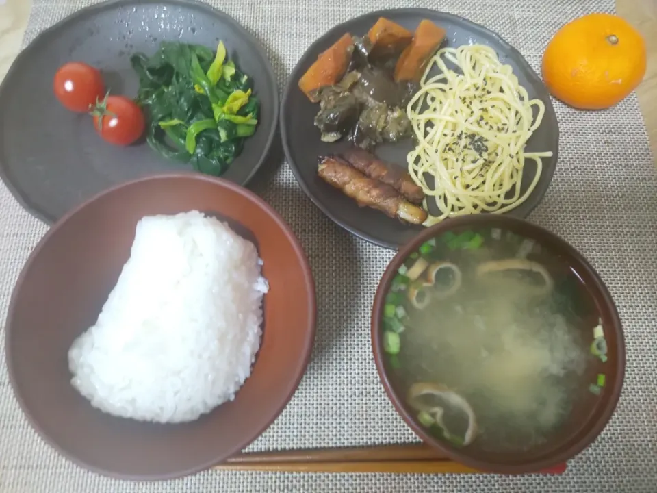 白飯
わかめの味噌汁
白ネギの肉巻き
豚と茄子と人参の炒め蒸し
ごま塩ミニスパゲティ
ほうれん草の塩ゆで
プチトマト
みかん|あぎふぁんさん