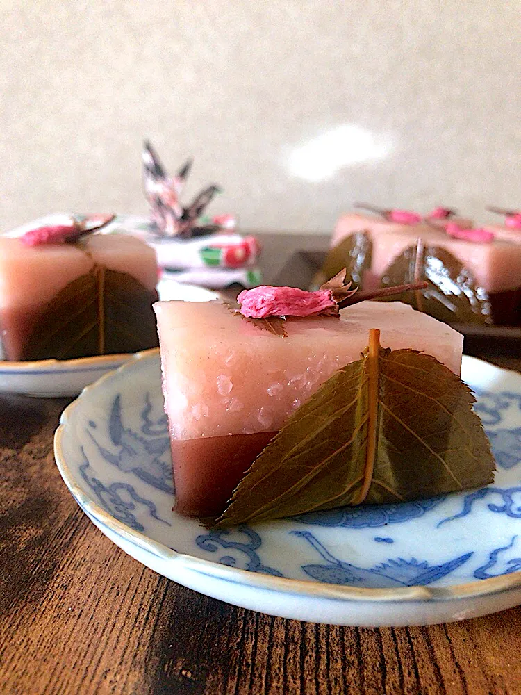 Snapdishの料理写真:春待ち桜水ようかん〜道明寺粉のつぶつぶ入りと水ようかんの2層仕立て〜まるで桜餅🌸|とんちんさん