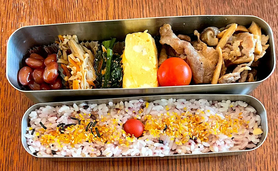 Snapdishの料理写真:ランチ #お弁当  #お弁当記録 #豚肉と椎茸のバター醤油炒め #雑穀米|小松菜さん