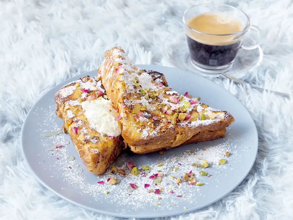 French toast with rose petals & pistachio|Misstyさん