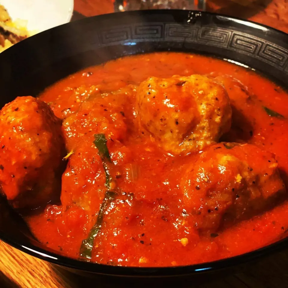 Freshly made Spicy Italian Meatballs in a fresh Tomato and Basil Sauce|Emanuel Hayashiさん