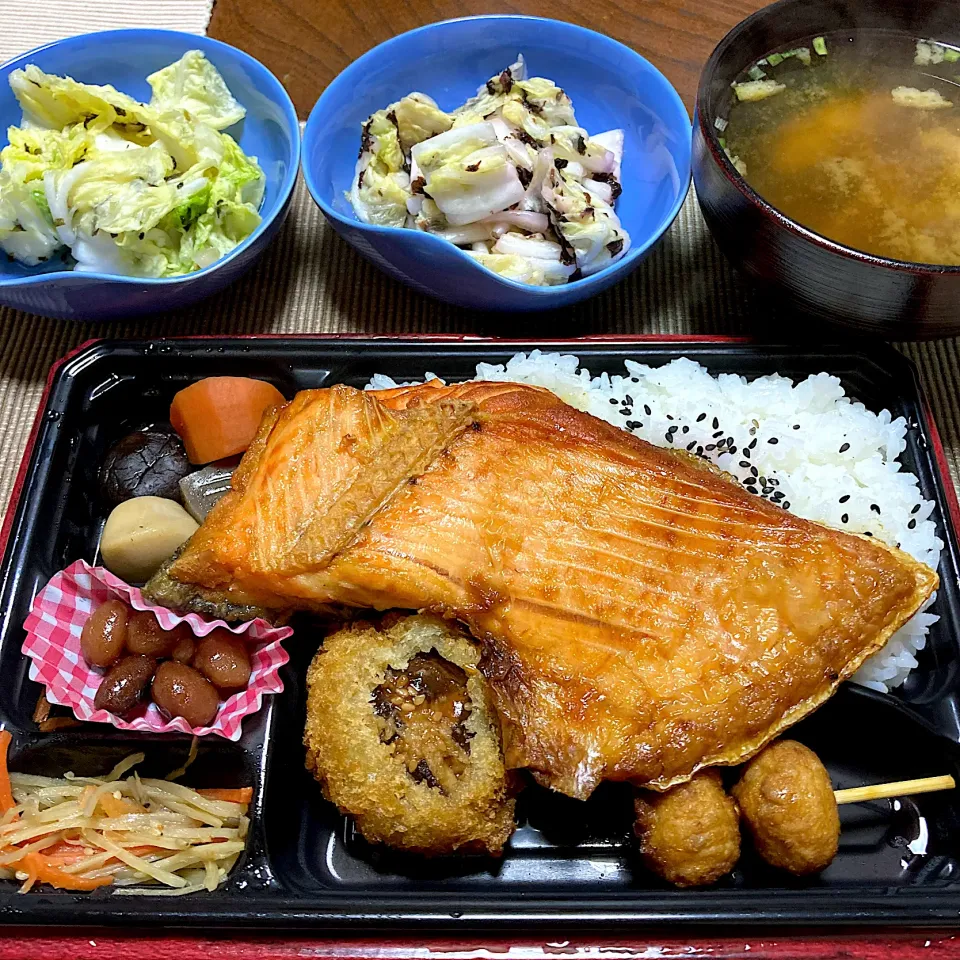 ２種類の浅漬けと鮭カマ弁当|akkoさん