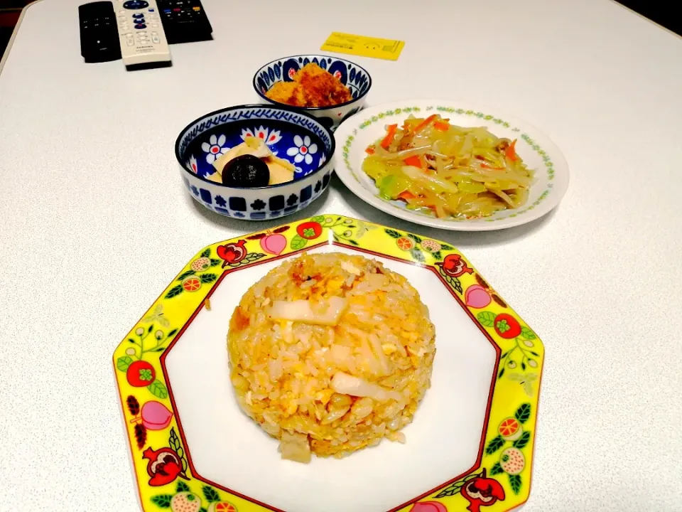 キムチチャーハン　自家製
野菜炒め　中華風
あげと椎茸の煮物　和風あっさり
ささみチーズ　(スーパーの惣菜）|ariyo4200さん