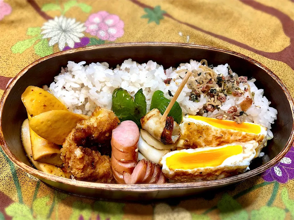 サラ弁　　　　　　　　　　　　　　　　　　豚ももカツ　目玉焼き　ソーセージのカレー炒め　ウインナー　炒め竹輪の醤油かけ|じゅんさんさん