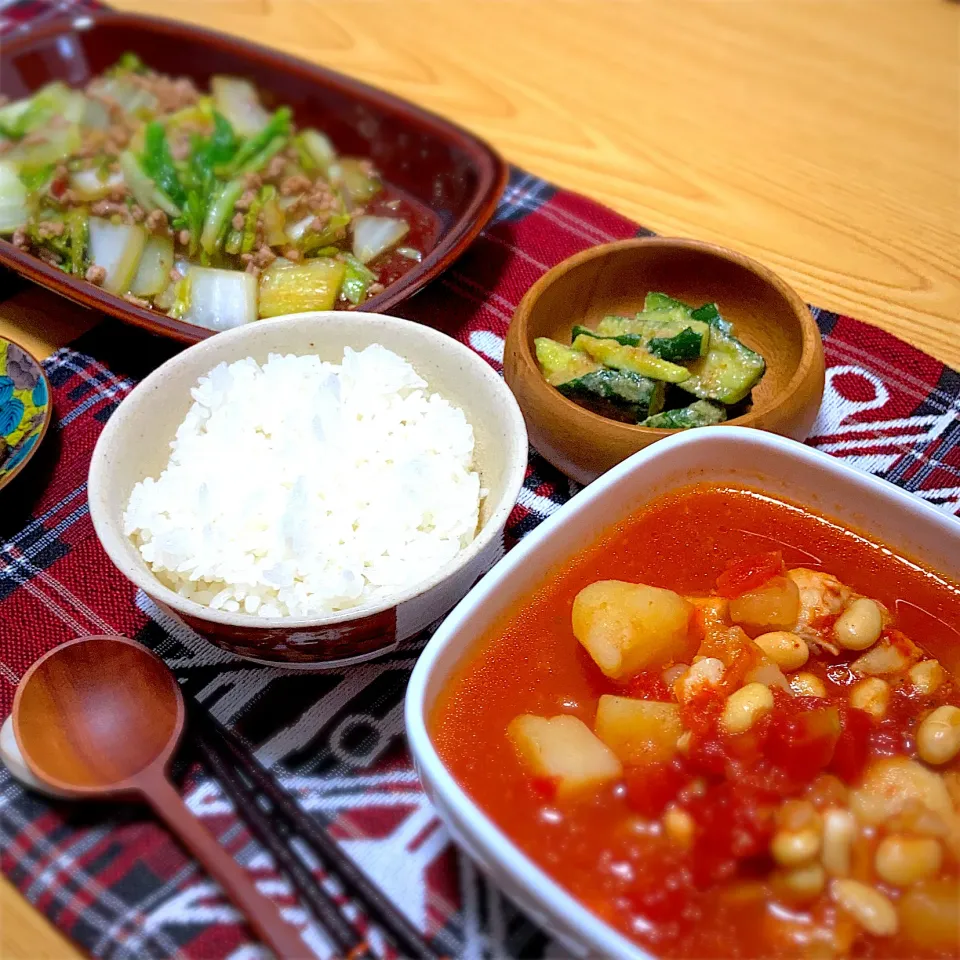 白菜とひき肉の中華風炒め、鶏と根菜のトマト煮、たたききゅうりの味噌ダレ和え|ツインうさぎさん