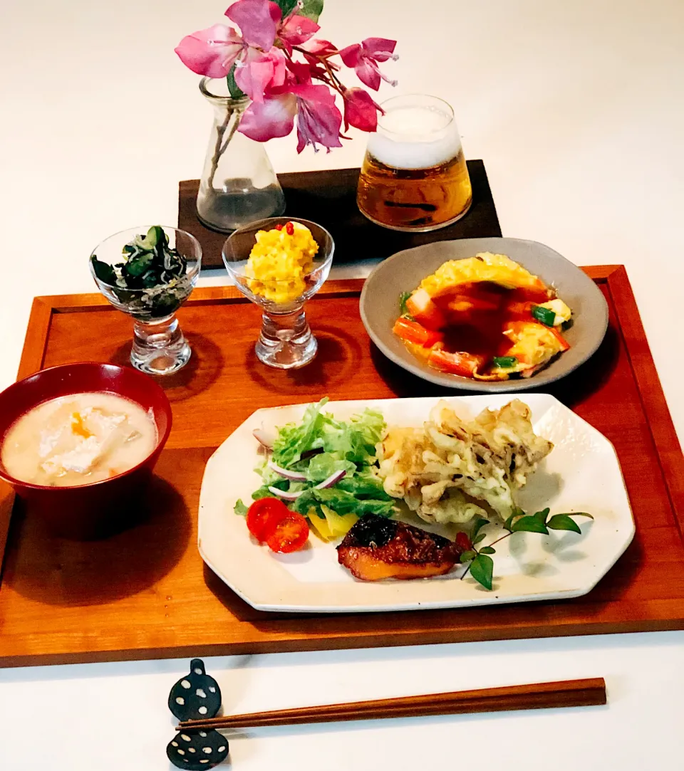 粕汁　カレイのみりん干し　舞茸の天ぷら　きゃうりとしらすの酢の物　かぼちゃ サラダ　カニ玉🍺😊|あっこさん