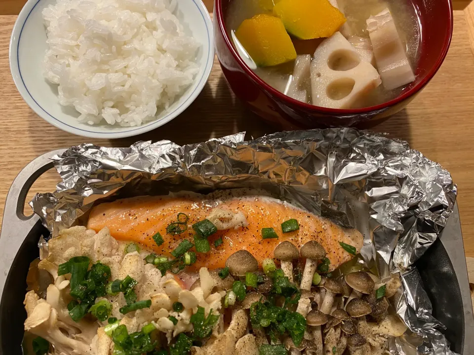 サーモンときのこのホイル焼き(並べただけ。バター乗せがミソ)とかぼちゃとれんこんのお味噌汁(切って煮ただけ。にんにくチューブちょい足しがミソ)|バナナ子さん