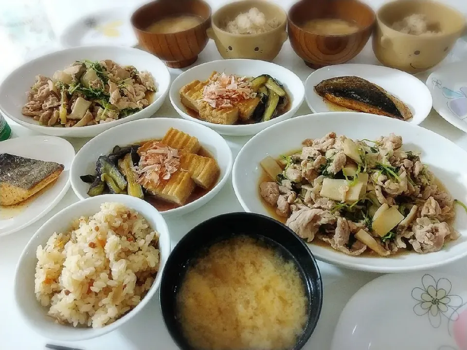 夕食(*^^*)
炊き込み御飯
豚肉と野菜のスタミナ焼き(エリンギ、豆苗)
サワラのバター醤油ソテー
なすと厚揚げの煮浸し
お味噌汁(大根、油揚げ)|プリン☆さん