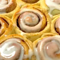 Cinnamon buns with toppings