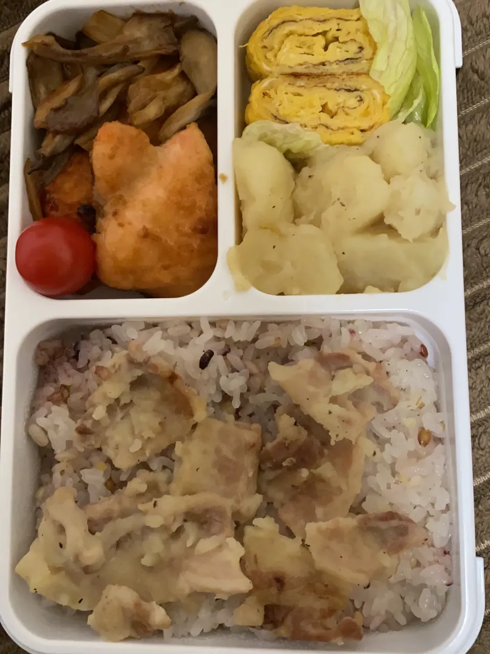 Snapdishの料理写真:シャケと舞茸のバター醤油炒め|みーやさん