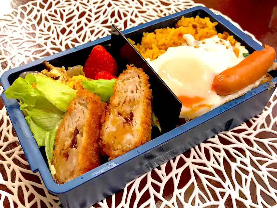 Snapdishの料理写真:めんちかつとドライカレー弁当|とみぃさん