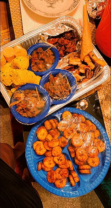 Platter; Gizzard, Prawns,Calamari,Sweet corn,Snail. fried Plantain.|Tees_chowさん