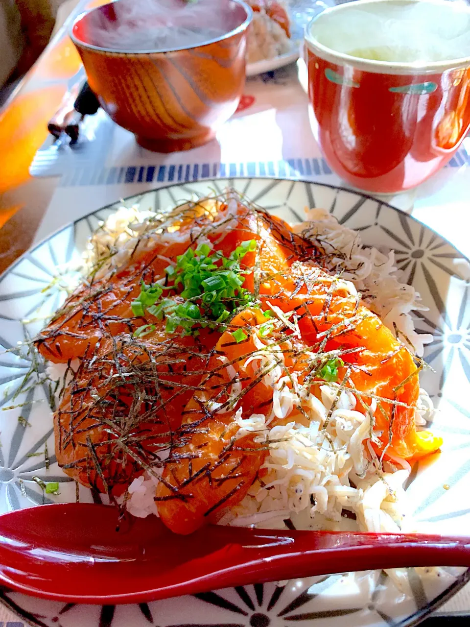 しらす サーモン丼|シュトママさん