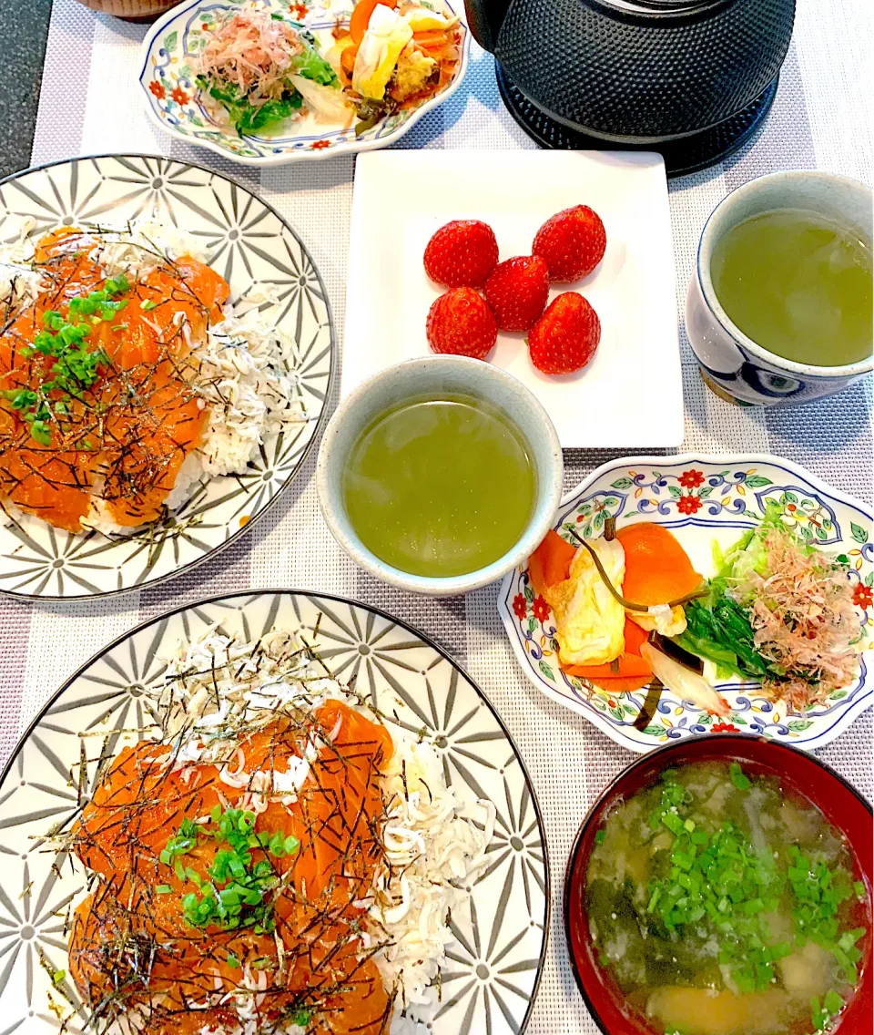 しらすサーモン丼でランチ|シュトママさん