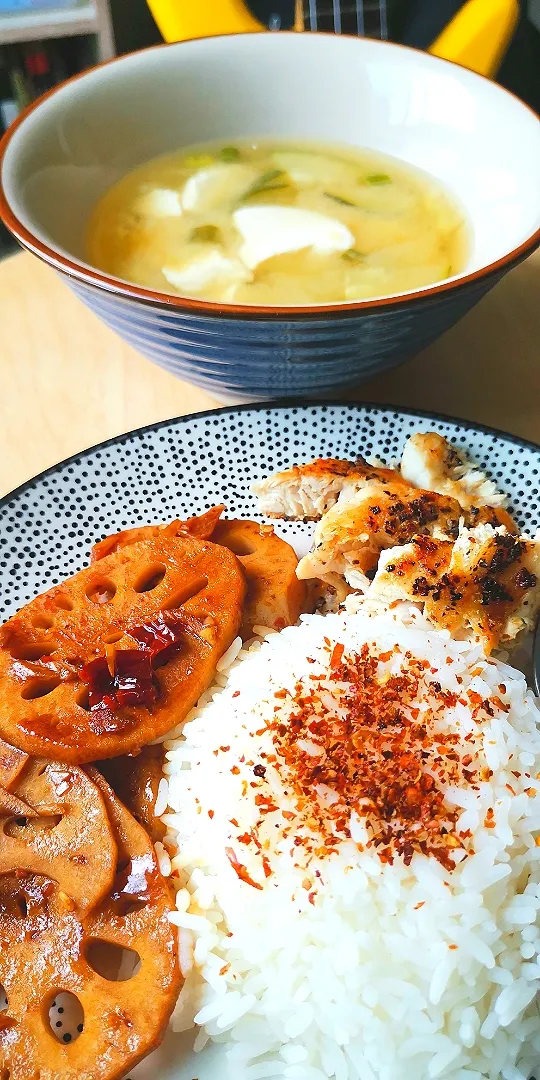 Chicken, rice and stir dried lotus with miso soup for lunch|Jorge Bernal Márquezさん