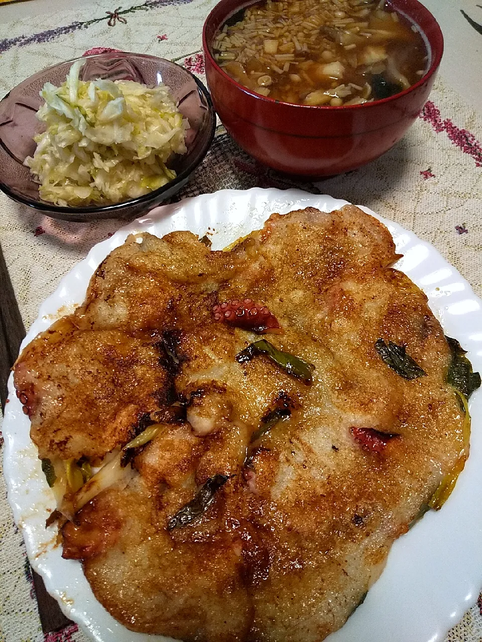 Snapdishの料理写真:今日のお昼
※タコとネギとお餅のしょう油焼き
※きのことワカメのお味噌汁
※酢キャベツ|れあMIXさん