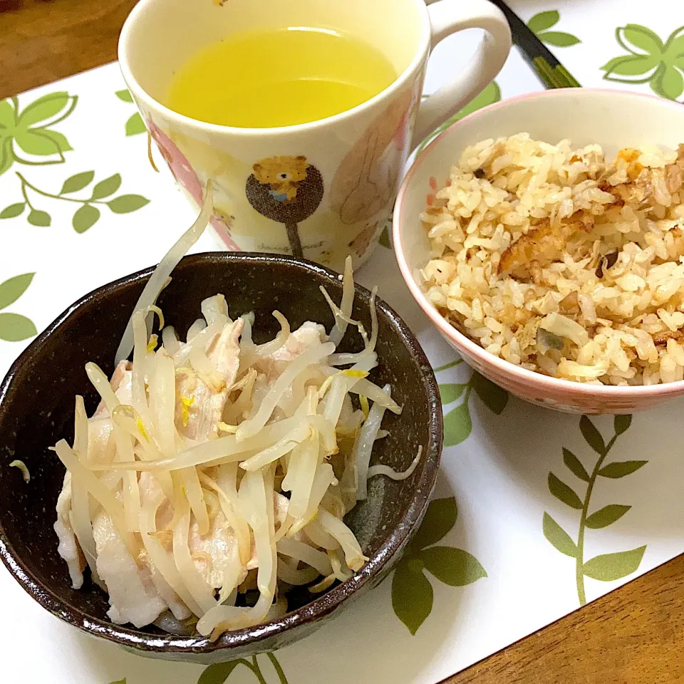 もやし豚とお昼残り炊き込みご飯|みんみんさん