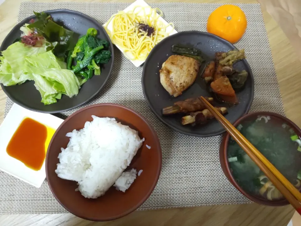 Snapdishの料理写真:白飯
わかめの味噌汁
ポークステーキ
白ネギの肉巻き
豚と茄子と人参の炒め蒸し
ゆかりミニスパゲティ
ほうれん草の塩ゆで
ちぎりレタスの海藻サラダ
みかん|あぎふぁんさん