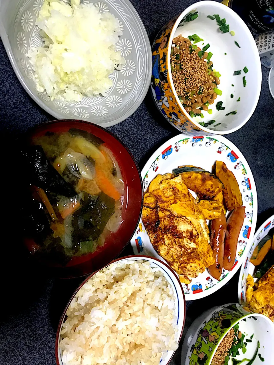 Snapdishの料理写真:今日は全体的に黄色いシリーズで #夕飯　玄米、玉子焼き、焼きカボチャ、ウインナー、ネギ人参ワカメ味噌汁、納豆、大根おろし|ms903さん