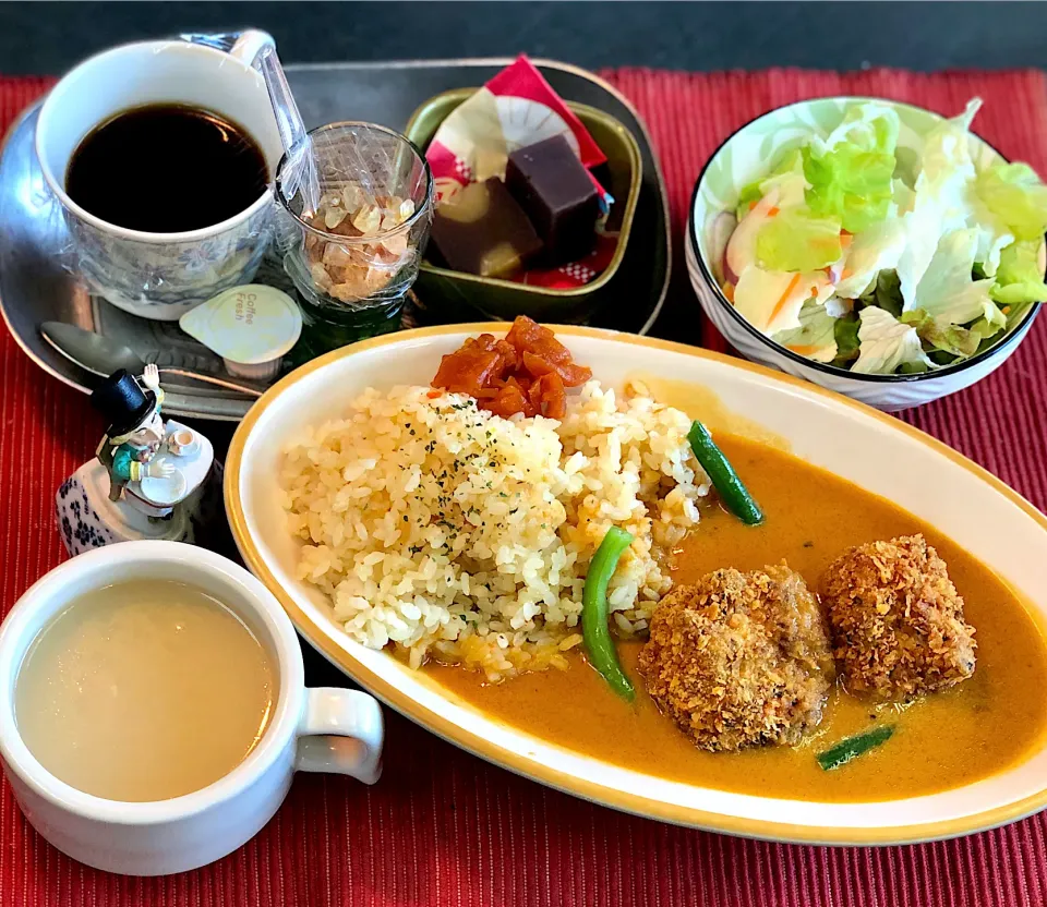 Snapdishの料理写真:メンチカレー　Cook House Tsubaki|Toshimasa Chibaさん