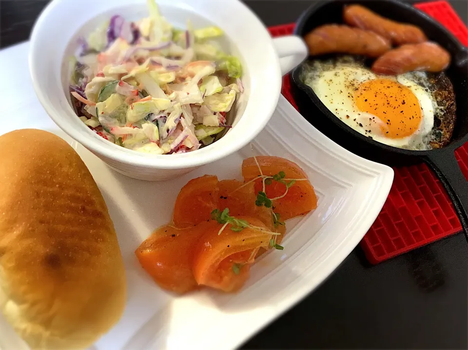 ブランチ☕️キャベツとカニカマのサラダ🥗トマトのマリネ🍅|colorさん