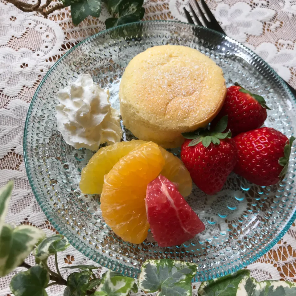 Snapdishの料理写真:😋スフレチーズケーキ とフルーツのデザートプレート🍓|Hollyさん