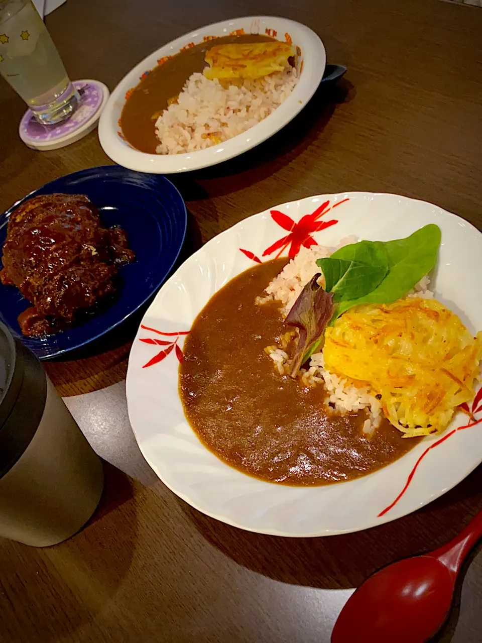 ハンバーグ　デミグラスソース　野菜のカレー　ロスティポテト　十六穀ごはん　アイスグリーンティー|ch＊K*∀o(^^*)♪さん