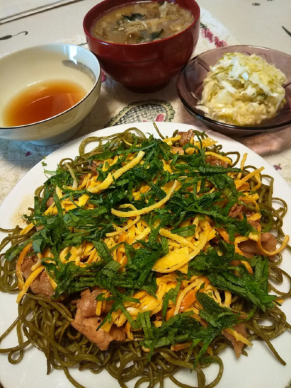 Snapdishの料理写真:今日のお昼
※フライパンで瓦そば風～豚肉
※きのことワカメのお味噌汁
※酢キャベツ|れあMIXさん