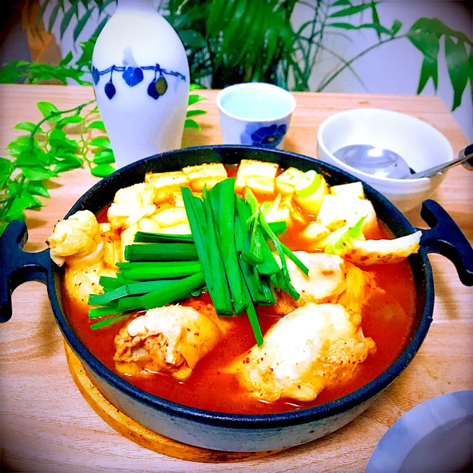 🍶熱燗のお供はあつあつ🍗鶏手羽元と餅巾着の🥘キムチ鍋😋|Sの食卓さん