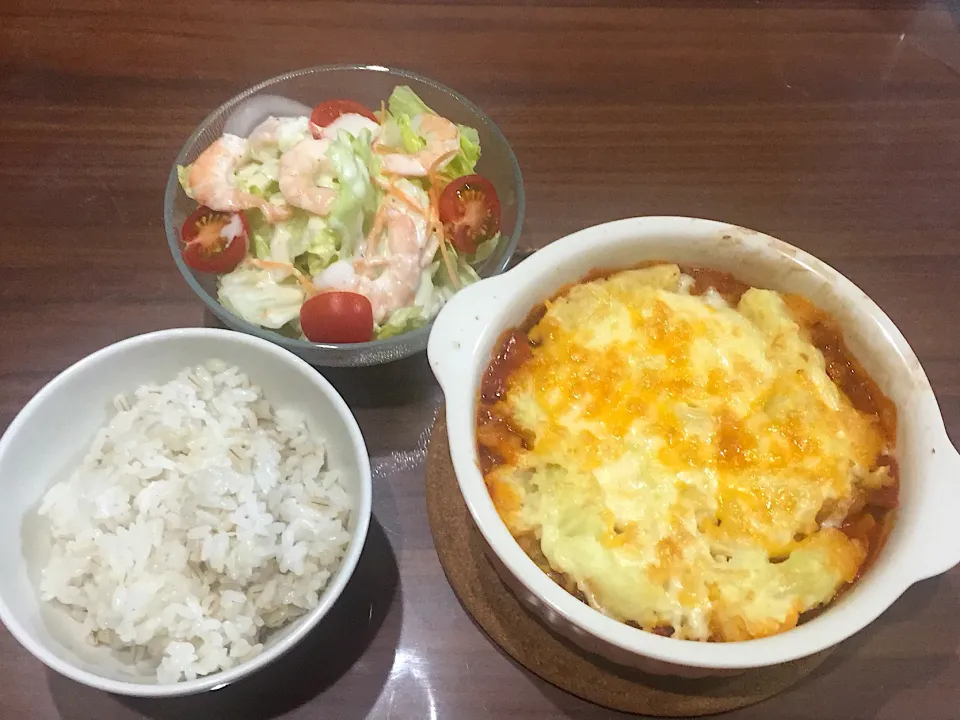 Snapdishの料理写真:これだけ！ ミートソースでマッシュポテトグラタン 海老とトマトのサラダ|おさむん17さん