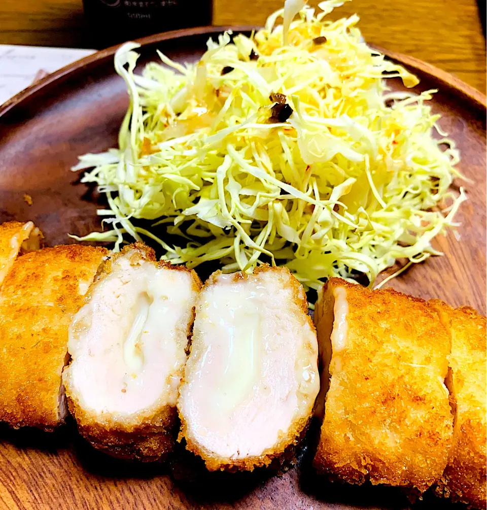 チーズいりチキンカツ。鶏むねでもコク有りしっとりジューシー🐓|ちはるさん