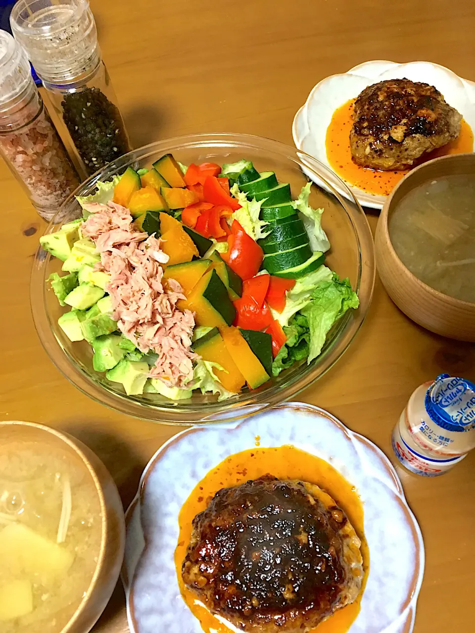 ハンバーグとサラダと白いお野菜のお味噌汁🙂💖|さくたえさん