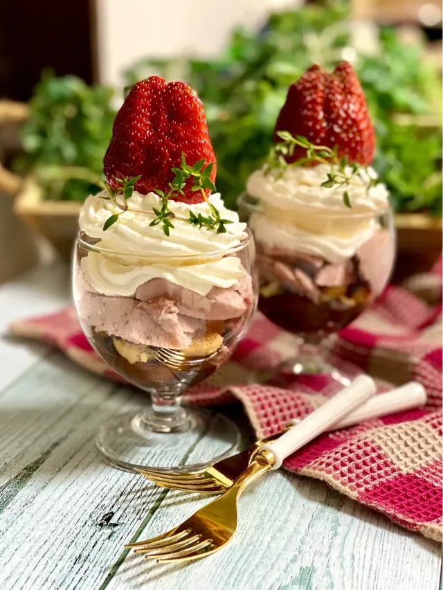 Snapdishの料理・レシピ写真:グラスデザート　苺パフェ🍓｜グラスの中身に魅せられて♪